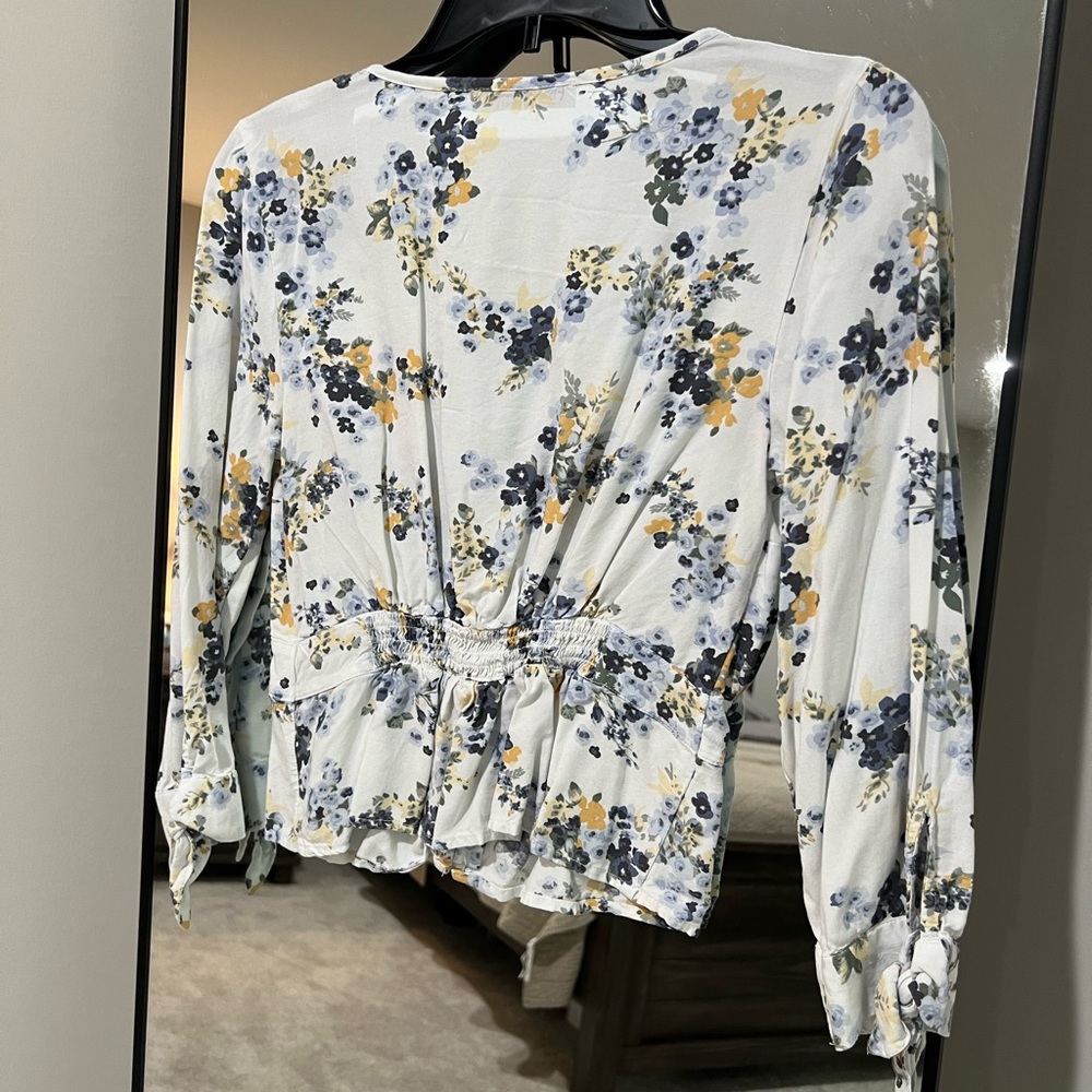 Abercrombie & Fitch: Size Small, Floral Button front, Cinched Waist Top - Picture 3 of 5